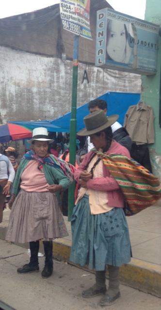 Местные жители Перу в повседневной одежде